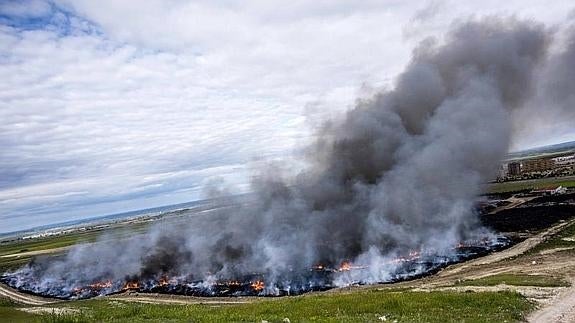 Vista del incendio de neumáticos en Seseña (Toledo). 