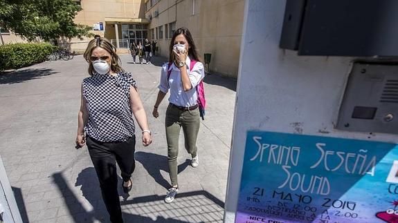 Los vecinos del barrio utilizan mascarillas protectoras.