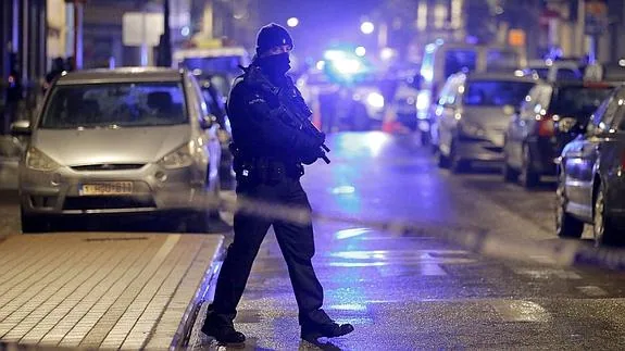 Un agente de policía en una operación antiterrorista en Bruselas.