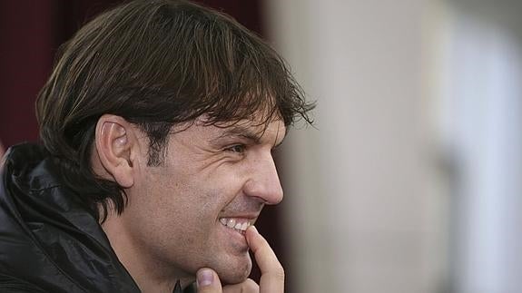 Morientes atiende en una clase de fútbol. 