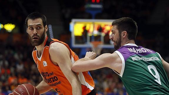 San Emeterio (i) trata de vencer la oposición del base serbio Stefan Markovic.