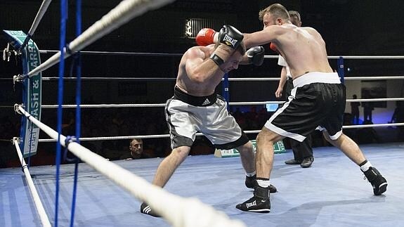 Mile Nikolic (i) boxea contra Ylli Rashiti. 