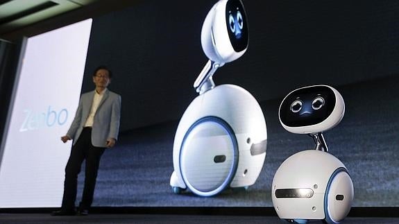 El robot cuenta historias a los más pequeños.
