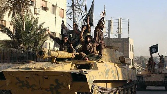 Yihadistas del Estado Islámico desfilan con sus tanques por una calle de Raqa. 