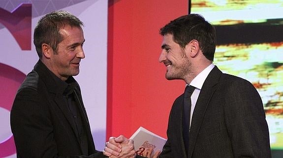 Manu Carreño, saludando a Iker Casillas. 