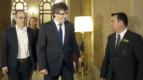 El presidente de la Generalitat, Carles Puigdemont, y el portavoz de JxSí, Jordi Turull. 