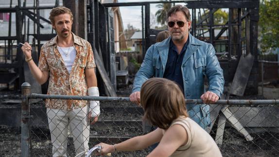 Ryan Gosling y Russell Crowe, en una escena de 'Dos buenos tipos'.