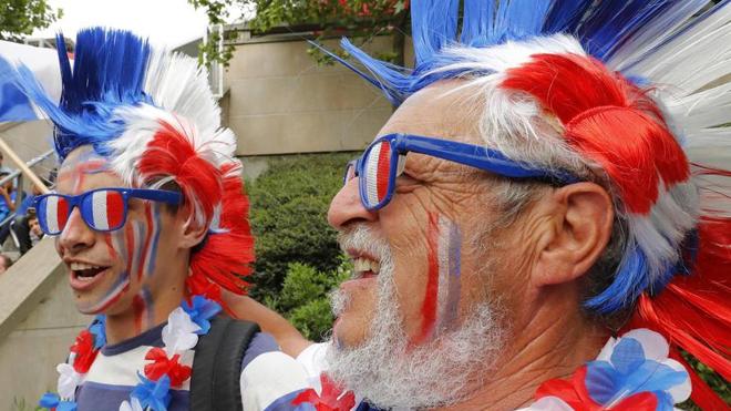 Aficionados franceses se disponen a animar a su equipo en el partido inaugural. 