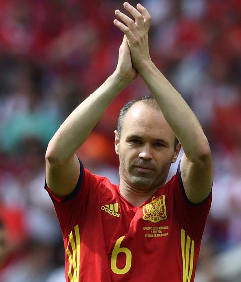 Iniesta aplaude al público tras el debut de España. 