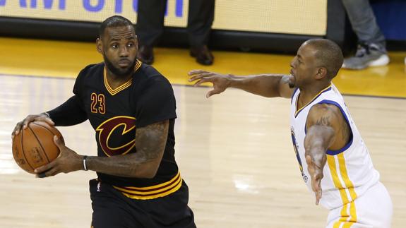 LeBron James, clave en el triunfo de los Cavaliers. 