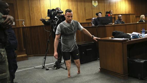 Pistorius anduvo sobre sus muñones por la sala. 