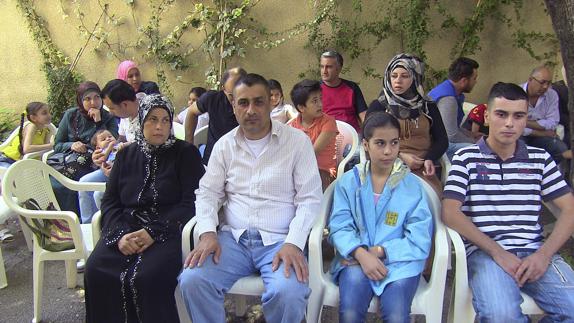 Refugiados sirios esperando en Beirut para iniciar los trámites burocráticos para viajar al territorio español.