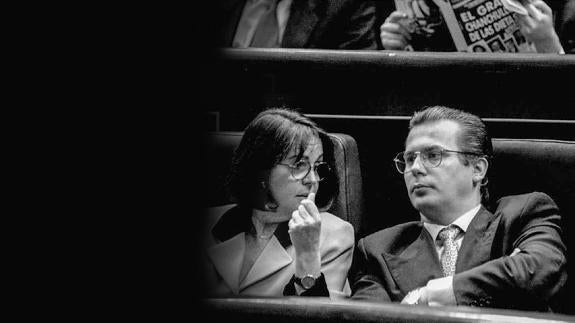 Baltasar Garzón conversa en el Congreso con Rosa Conde en diciembre de 1993. 