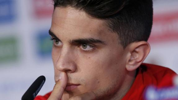 Bartra escucha una pregunta en la rueda de prensa. 