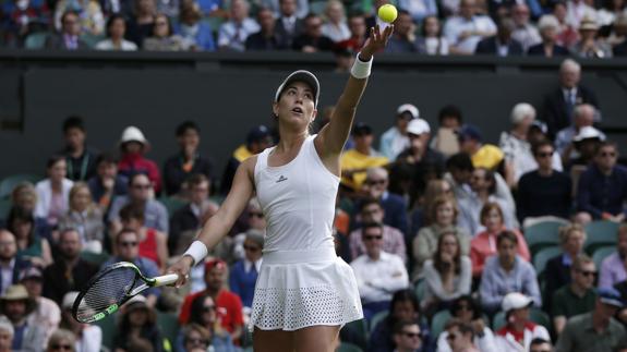 Muguruza realiza un saque. 