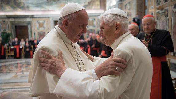 Francisco y Benedicto XVI, durante el acto en el Vaticano. 