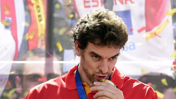 Pau Gasol besando su medalla de oro.