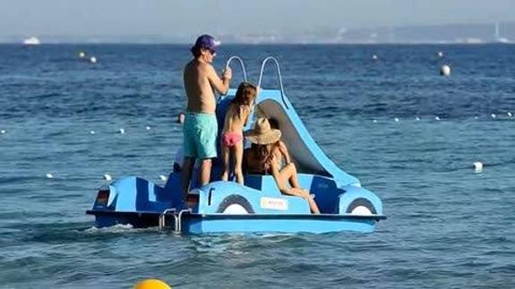 Alessandra Ambrosio junto a su familia en un barco de pedales.