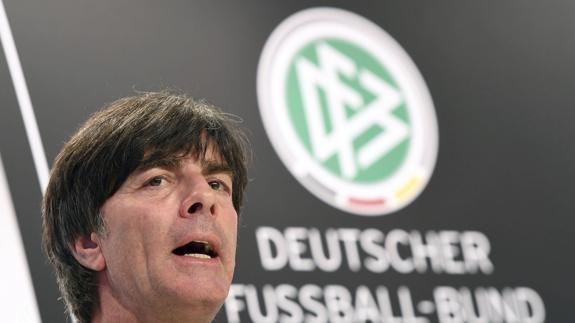 Joachim Löw compareciendo en rueda de prensa ante los medios. 