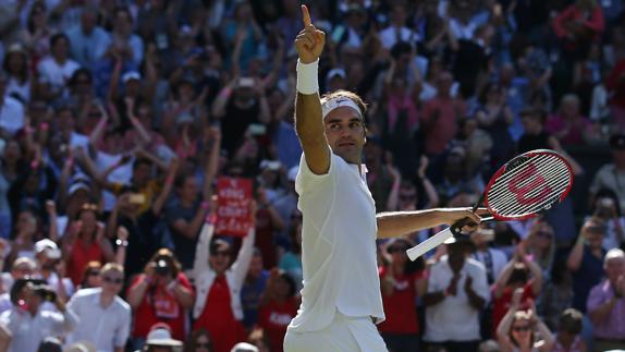 Roger Federer celebra su victoria. 