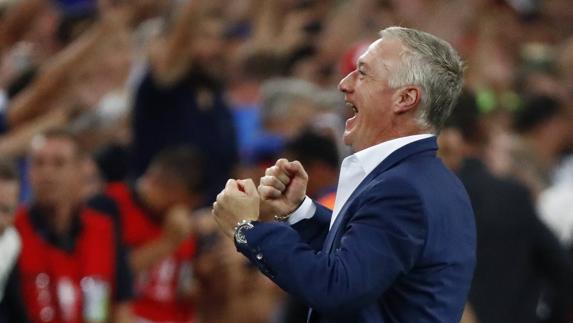 Didier Deschamps festeja el triunfo francés, 