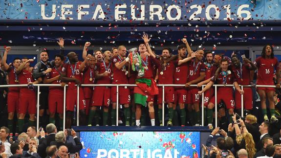 La selección portuguesa celebra el título de la Eurocopa. 