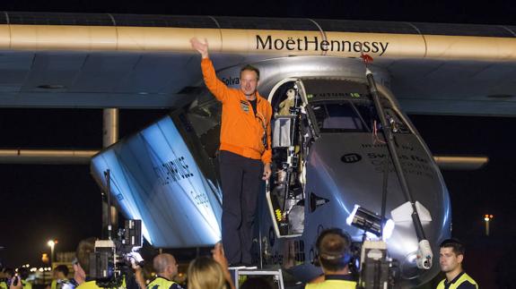 El piloto suizo André Borschberg, subiendo al Solar Impulse II.