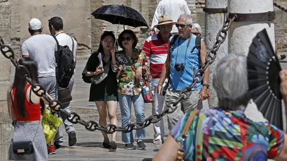 Turistas en los alrededores de la Catedral de Sevilla.