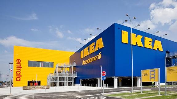Fachada de un establecimiento de Ikea. 