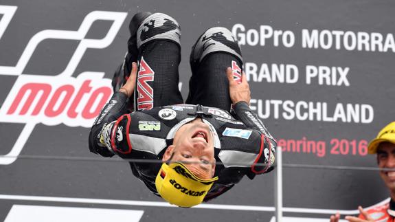 Zarco hace un salto en el aire en el podium. 