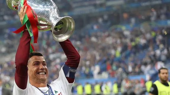 Cristiano Ronaldo sostiene el trofeo de la Eurocopa. 