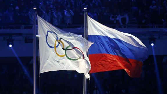 La bandera rusa hondea al lado de la olímpica durante los juegos olímpicos de invierno de Sochi 2014. 