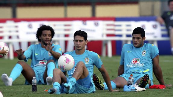 Paulo Henrique 'Ganso', dando toques con la pelota. 