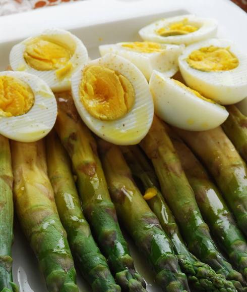 Los huevos cocidos con espárragos verdes o escalfados con trigueros son una sanísima elección. 