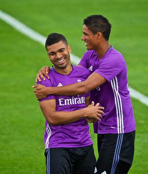 Casemiro y Varane, en un entrenamiento. 