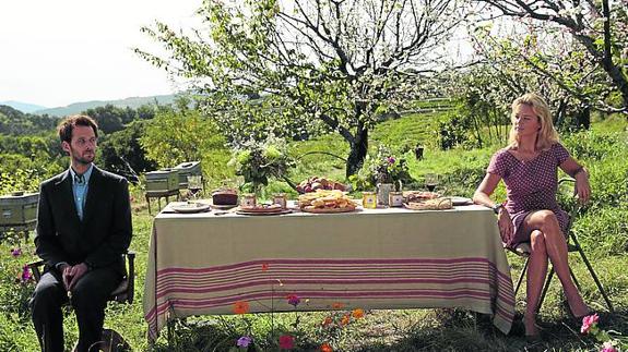 Lavernhe y Efira celebran un discreto picnic.