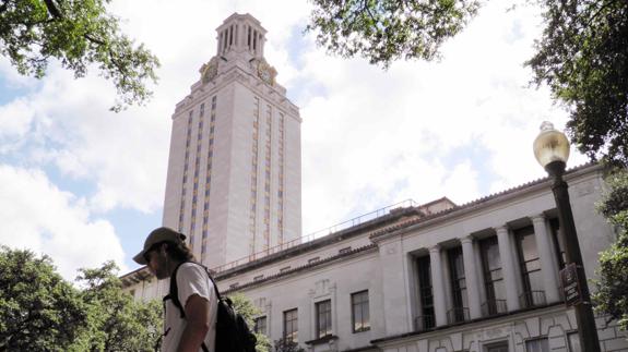 Un estudiante camina por el campus de la Universidad de Texas.