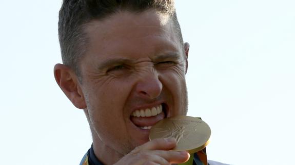 Justin Rose muerde su medalla de oro. 