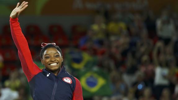 Simone Biles saluda al público. 