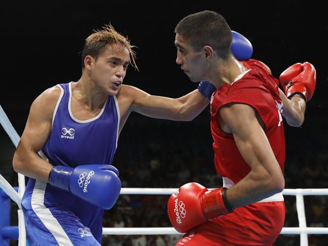 Muhammad Ali, de rojo, en su combate con el venezolano Yoel Finol 