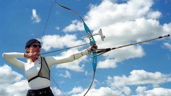 Geena Davis, durante una competición de tiro con arco. 