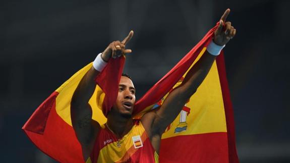 Orlando Ortega, celebra su medalla de plata. 