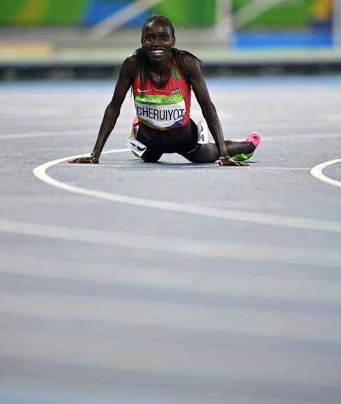 Cheruiyot, en el suelo después de ganar su prueba. 