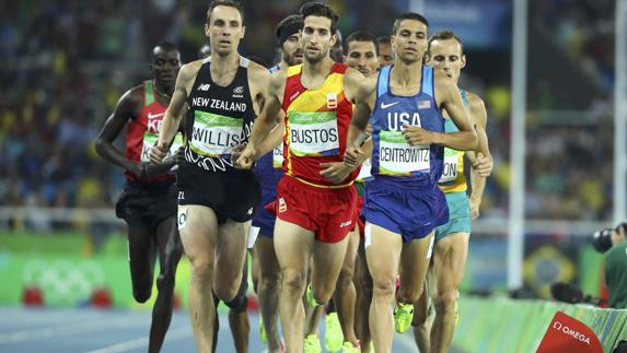 David Bustos corre dentro del grupo. 