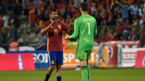 Diego Costa saluda a su excompañero Courtois. 