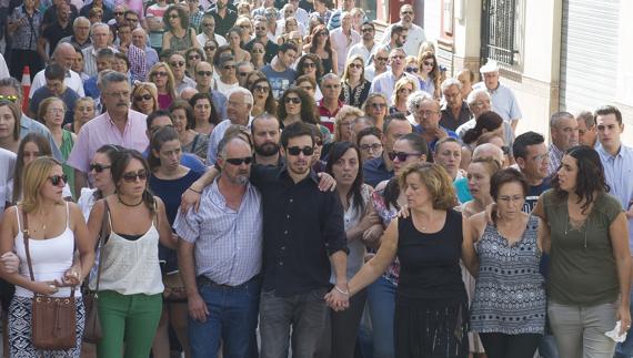 Familiares, amigos y vecinos de Ana Huete, durante el funeral de la joven.