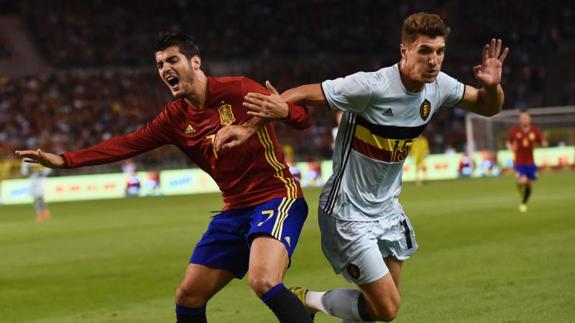 Álvaro Morata 8i), en un lance del partido ante Bélgica. 