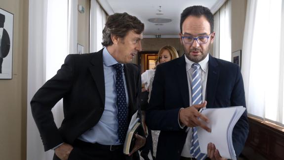 Los portavoces en el Congreso del PP, Rafael Hernando (i), y del PSOE, Antonio Hernando. 