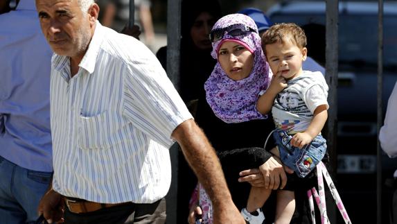 Una familia de refugiados sirios a su entrada a Turquía.
