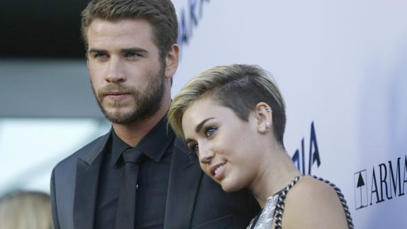 Liam Hemsworth y su pareja, Miley Cyrus.